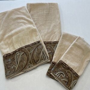 Avanti- Bradford Paisley Swirls Beige- Set of 4- 2Bath/2Hand Gently Used